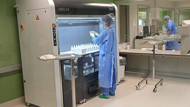 Coneixem el primer robot d’Europa que carrega medicaments en xeringues i bosses de perfusió