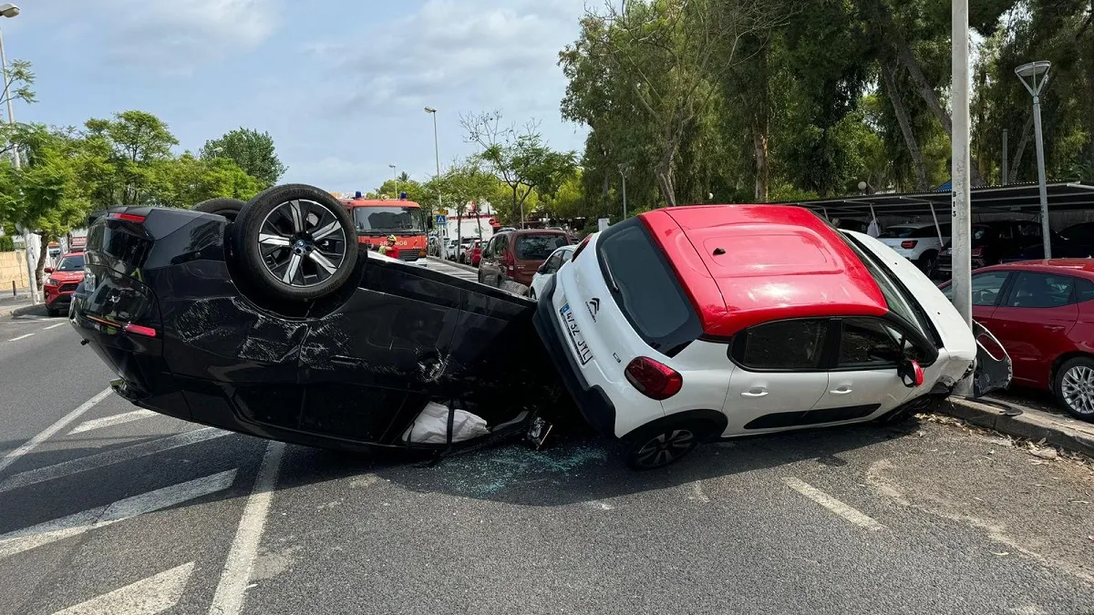 Conductor ferit després de xocar contra vehicles estacionats al Port d’Alcúdia