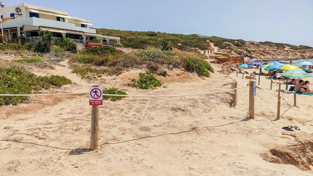 Delimiten la platja des Copinar a Formentera on l’any passat morí un nadó per la caiguda d’unes roques