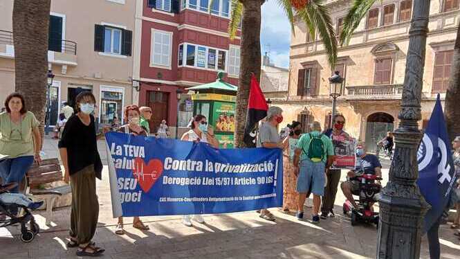 Una trentena de persones es manifesta a Ciutadella per unes pensions dignes i contra el Pacte de Todelo