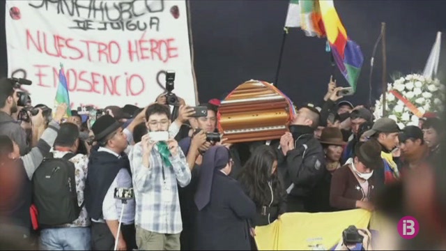 Indígenes de l’Equador acomiaden un dels seus dirigents, mort durant les manifestacions