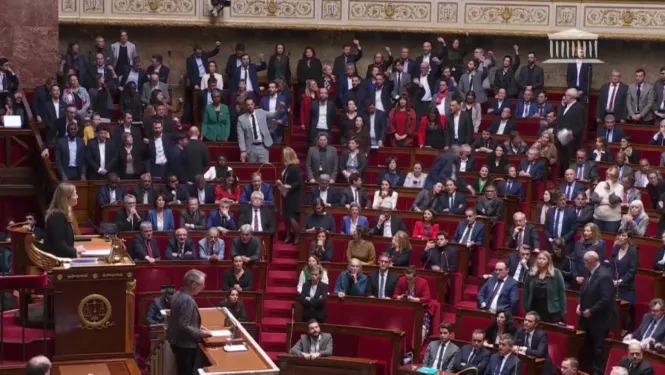 Macron aprova la reforma de les pensions sense els vots de l’Assemblea Nacional