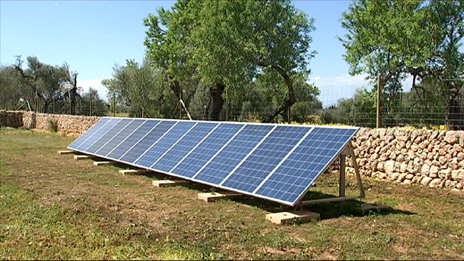 “La instal·lació de plaques fotovoltaiques a casa suposa un estalvi del 50%25 del cost energètic”