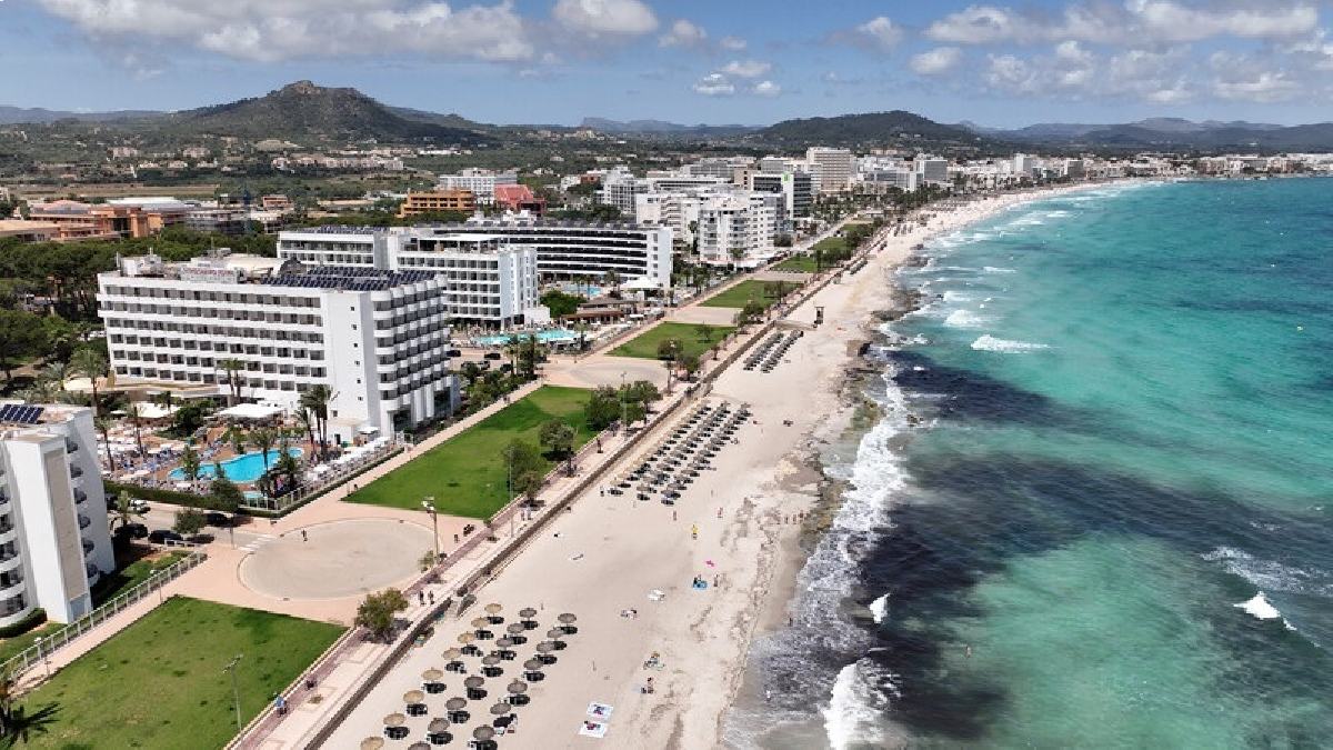 Un home ha mort ofegat a la platja de Cala Millor