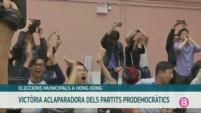 El+bloc+prodemocr%C3%A0tic+aconsegueix+una+aclaparadora+vict%C3%B2ria++a+les+eleccions+locals+de+Hong+Kong