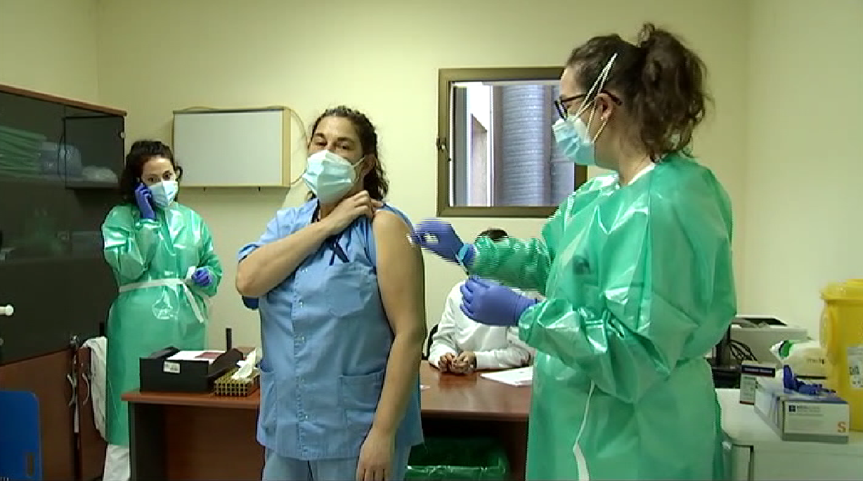 179 sanitaris es vacunen en la primera jornada de la segona fase a Eivissa