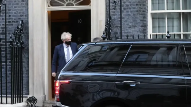 Johnson demana perdó per una festa a Downing Street mentre l’oposició li reclama la dimissió