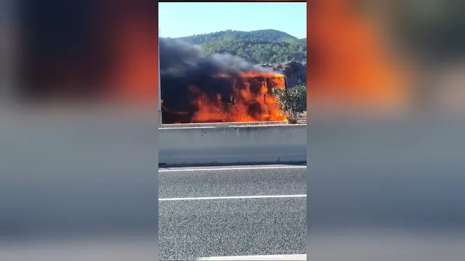 Es cala foc un autobús de Sagalés a la carretera de Sant Antoni
