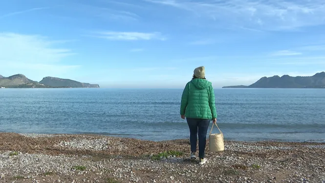 Caterina Vicens, l’artista que converteix en poesia visual els microplàstics que retorna la mar