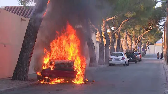 Crema un cotxe al costat del cementiri de Palma
