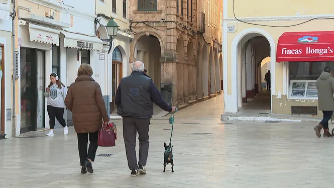 Ciutadella cerca solucions a les llenegades que provoca el paviment de la plaça Nova
