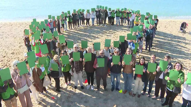 Gairebé un centenar de persones formen un llaç humà solidari pel càncer