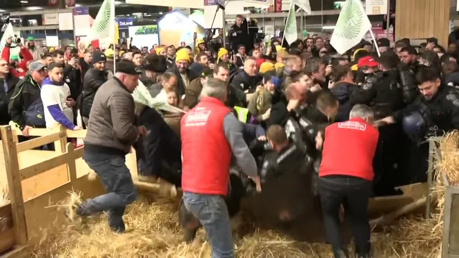 Manifestants agrícoles intenten impedir l’entrada de Macron al Saló de l’Agricultura