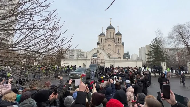 El cos de Navalni arriba al seu funeral entre aplaudiments dels centenars d’assistents, que han cridat el seu nom