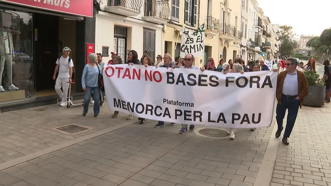 Centenars+de+persones+es+manifesten+a+Menorca+per+la+pau
