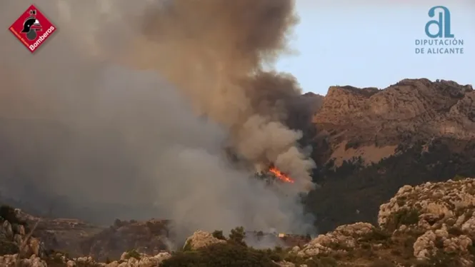 Continua actiu l’incendi de Tàrbena, a Alacant, amb tres bombers ferits