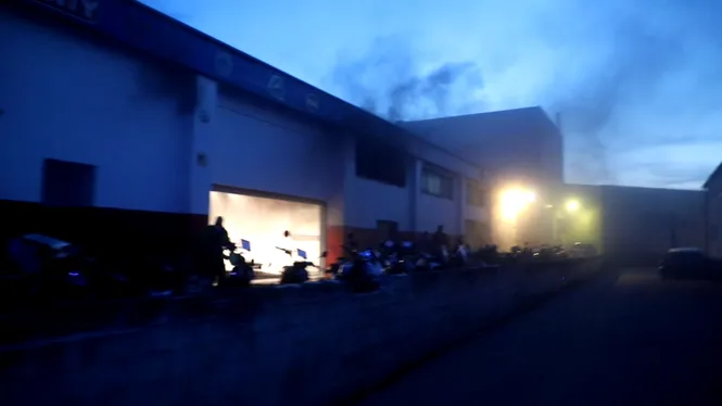 Dos ferits per inhalació de fum en un incendi a una botiga de motos a Palma