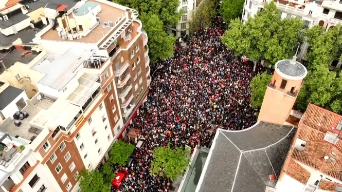 Milers de persones es manifesten a Ferraz per demanar a Pedro Sánchez que no se’n vagi