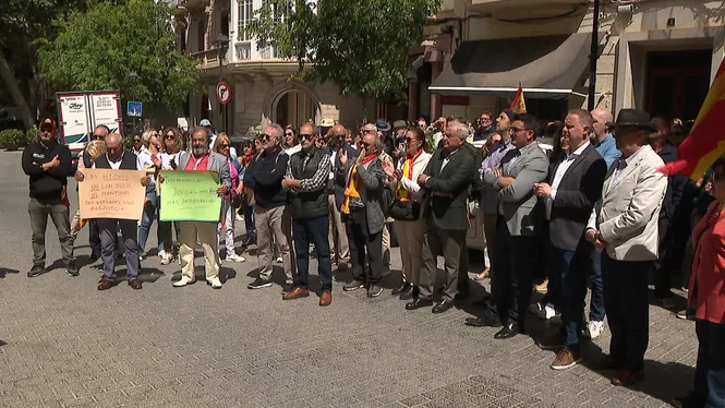 Un centenar de persones es concentren a Palma per demanar la dimissió de Pedro Sánchez