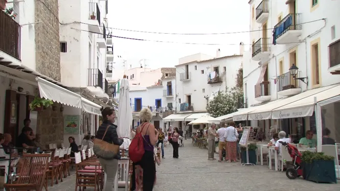 Els turistes que visiten Eivissa critiquen els elevats preus i la massificació