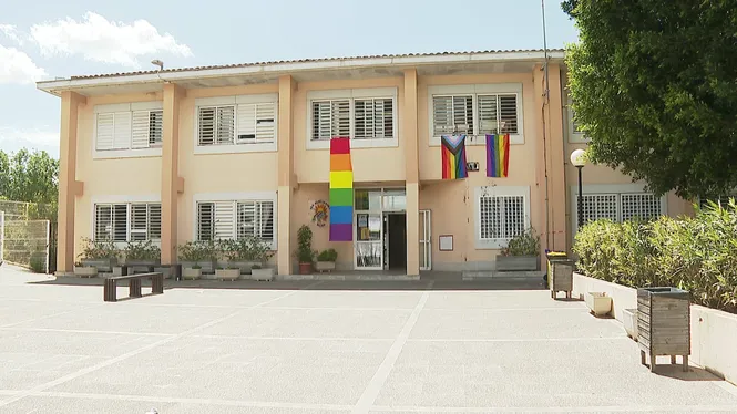 Atac vandàlic contra la bandera LGTBI penjada a un institut de Muro