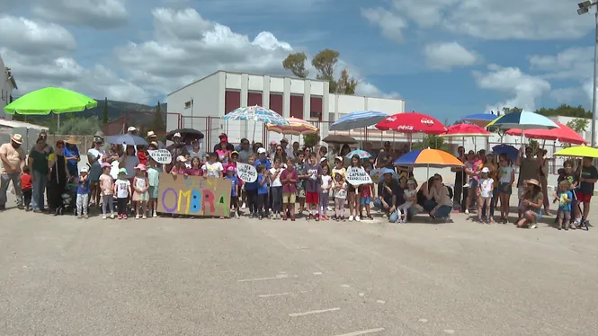 Protesta dels pares i alumnes de l’escola d’Establiments per denunciar la manca d’ombres al pati per evitar la forta calor