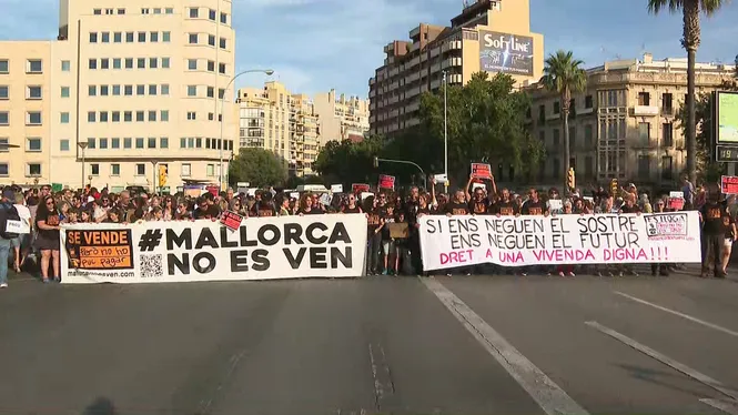10.000 persones surten al carrer per denunciar que ‘Mallorca no es ven’
