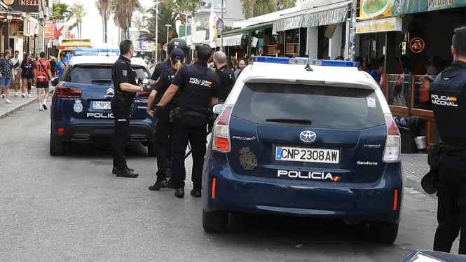 Aldarulls d’un grup ultra de turistes alemanys al carrer del Jamón de Platja de Palma