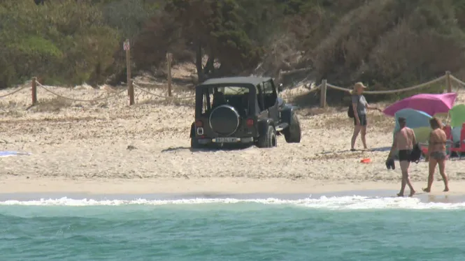 Apareix un jeep encallat a la platja des Marquès
