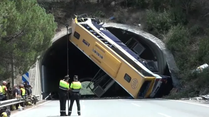 Tres ferits crítics i 22 greus en l’accident de l’autocar encastat al túnel a Pineda de Mar, Barcelona