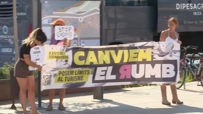 Una desena de persones del moviment ‘Canviem el rumb’ protesten per l’arribada de 10.000 creueristes a Eivissa