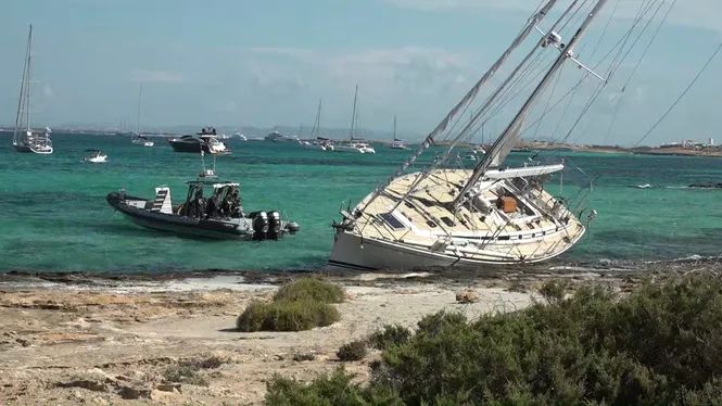 Les feines per retirar els vaixells varats a la costa de Formentera duraran diversos dies