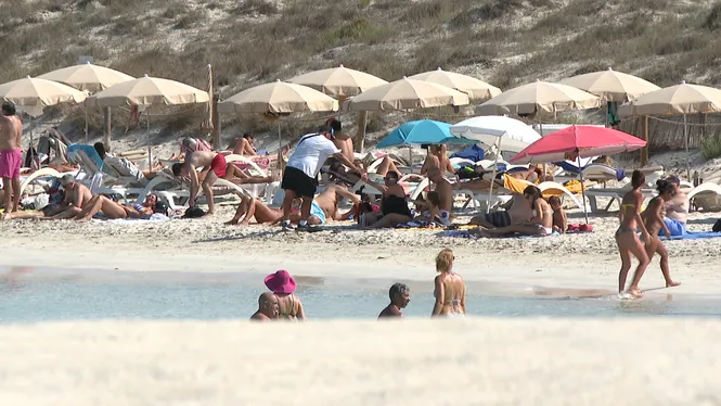 Continua la venda ambulant a Formentera, tot i els esforços policials per controlar-la