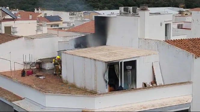 Incendi+en+un+terrat+d%E2%80%99un+bloc+de+pisos+de+Ferreries