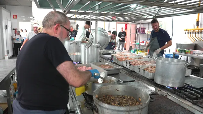 Cuina solidària per als damnificats de la dana a València