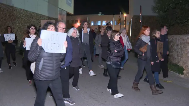 La manifestació de Maó pel 25-N surt dels Jutjats i arriba fins a l’Ajuntament