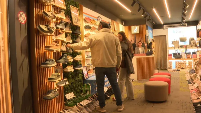 A 24 hores de la Nit de Nadal, els carrers del centre de Palma són plens però les botigues a mitges