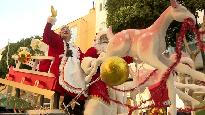 El Pare Noel desfila pels carrers d’Eivissa