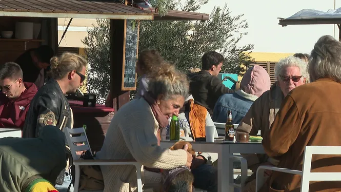 Bon ambient al Mercat de Nadal de Sant Francesc