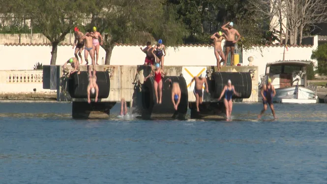 Quinze persones participen en la tradicional travessa del port de Maó