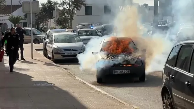 Es cala foc un cotxe mentre circulava per l’avinguda de la Pau, a Sant Lluís