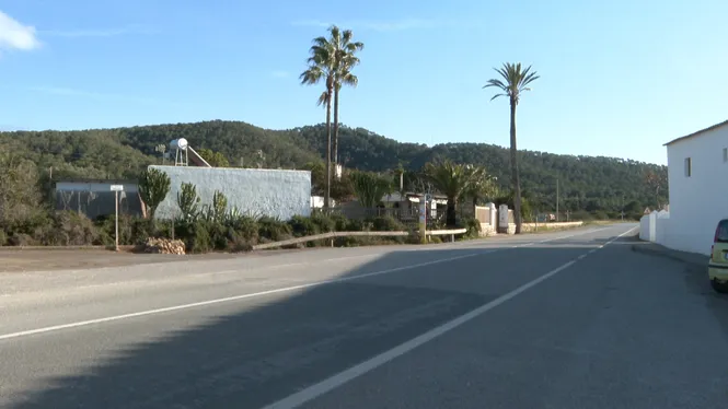 Un pas elevat per a vianants al parc natural de ses Salines d’Eivissa