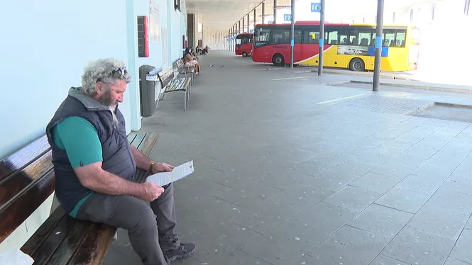 Denuncia que el varen agredir quan va intentar mediar en una baralla a l’estació d’autobusos de Maó