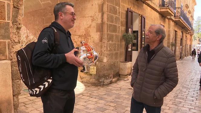 El president de l’Avarca de Menorca llueix amb orgull la Copa de la Reina