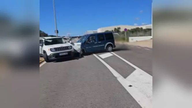 Topa contra diversos cotxes i intenta agredir una conductora a Sant Lluís