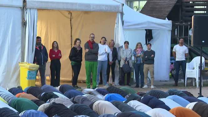 Desenes de fidels i vesins assisteixen a un iftar al sol post a Formentera