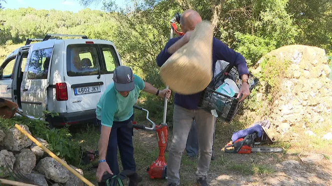 Voluntaris del Centre d’Estudis Locals d’Alaior netegen el camí des Camp Siquiat