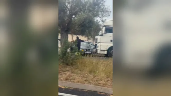 Un camió arrossega un cotxe a Eivissa