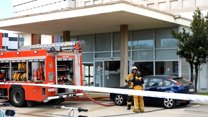 Un incendi obliga a desallotjar un edifici a Son Castelló