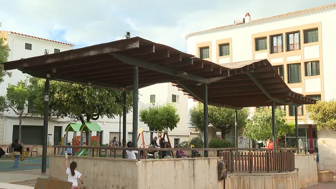 Ferreries i Sant Lluís posaran tendals a parcs infantils per tenir ombra davant l’augment de les temperatures